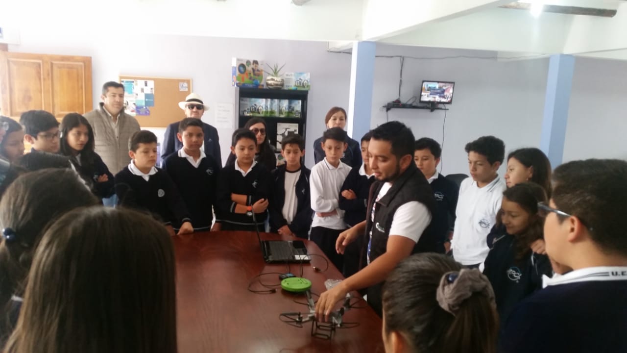 Presententación empresarial a la Unidad Educativa Ángel Polibio Chaves