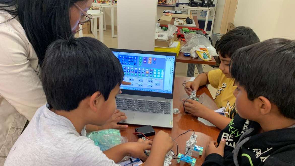 Culmina con éxito el curso vacacional: Niños aprenden electrónica, programación, ciencia y robótica