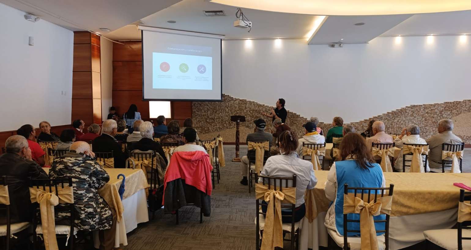 Tecnología sin barreras: CR Ciencia y Robótica capacita a adultos mayores en el uso del celular